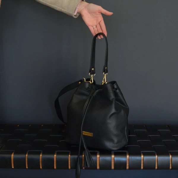 drawstring shoulder bag／black leather 22% off on Swish & Swank Leather Drawstring Bag | OneDayOnly