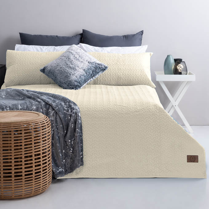 Plain Pinsonic Quilt with Pillowcases