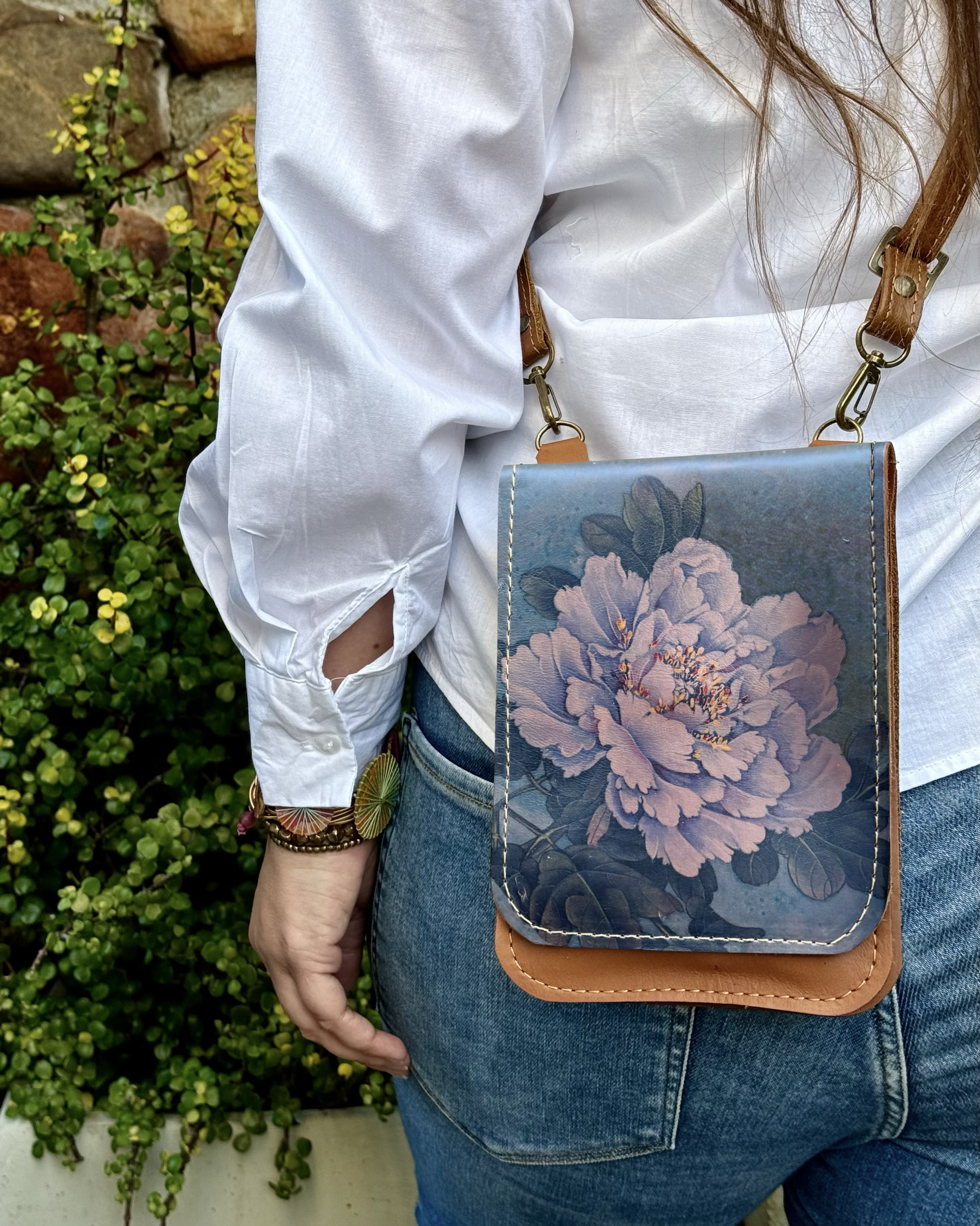 25% off on Moss Leather Leather Essential Bag | OneDayOnly