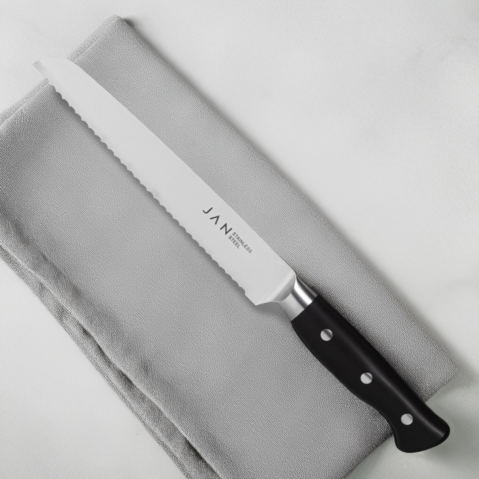 Bread Knife in Magnetic Box