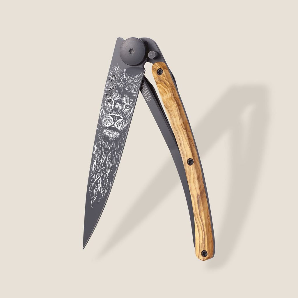 390g Olive Wood Foldable Knife with Lion Engraved Blade