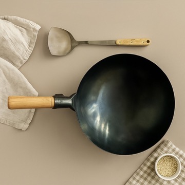 Traditional Round-Bottom Chinese Stir Fry Wok with Spatula