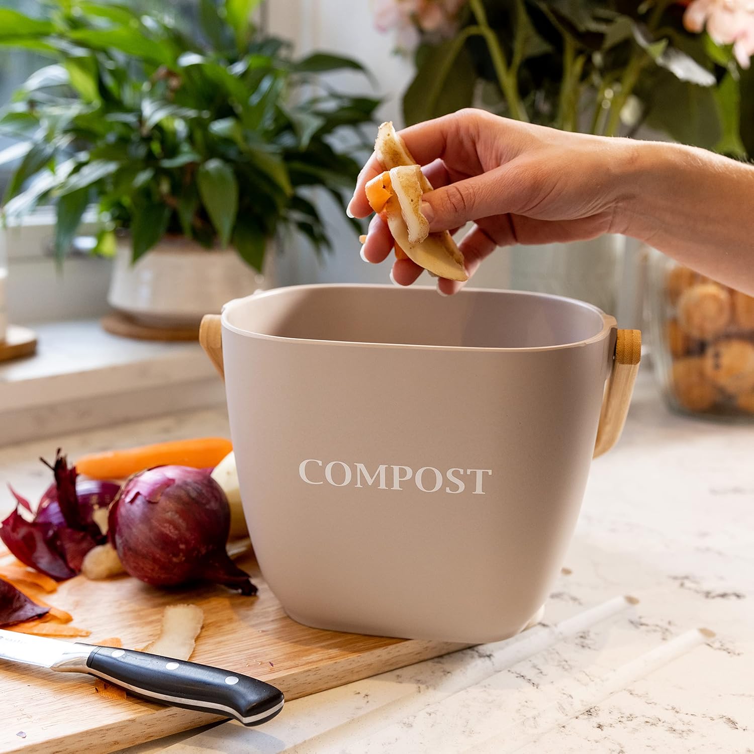Eco-Friendly Kitchen Compost Bin