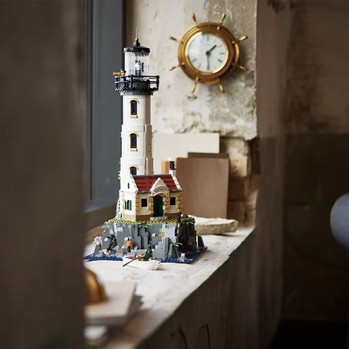 2065-Piece Ideas Motorized Lighthouse