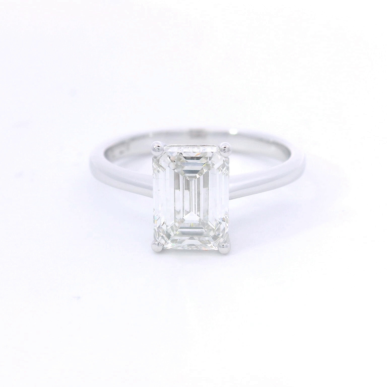 Ladies 9kt Gold 2.00ct Emerald Cut Lab-Grown Diamond Solitaire Ring
