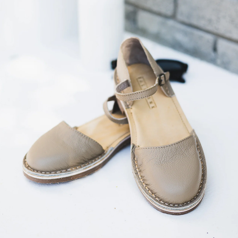 Ladies Leather Closed-Toe Vamp Sandals