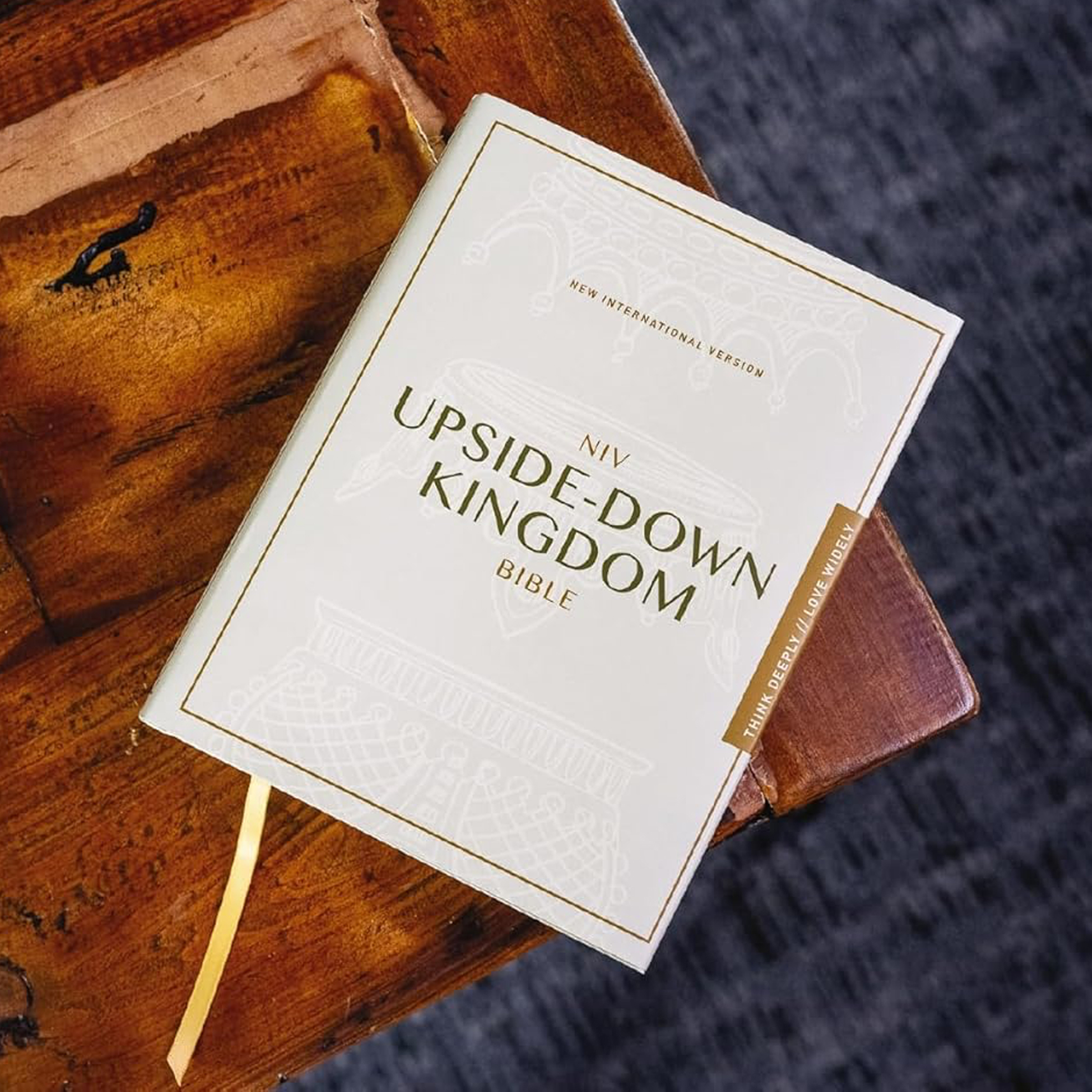 Grey Upside-Down Kingdom Bible Comfort Print (Hardcover)