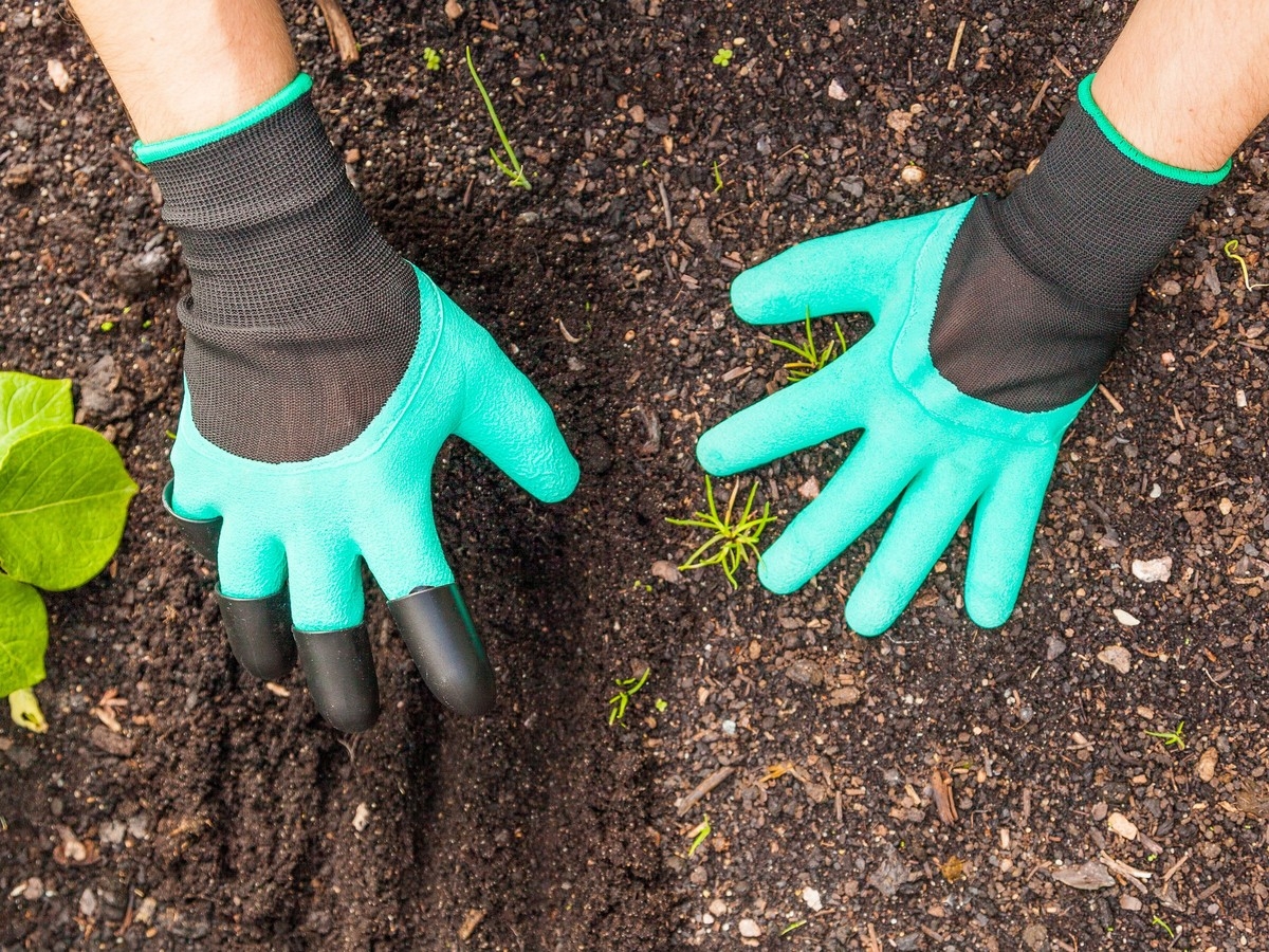 garden genie gloves with claws on right hand