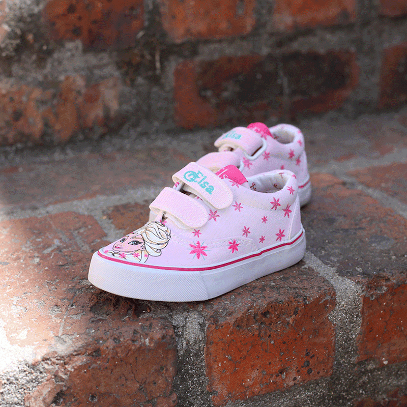 Instantly changes colour when exposed to sunlight